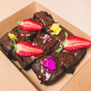 Brownie artesanal saludable elaborado con calabaza asada, cacao puro y chocolate 72 %.