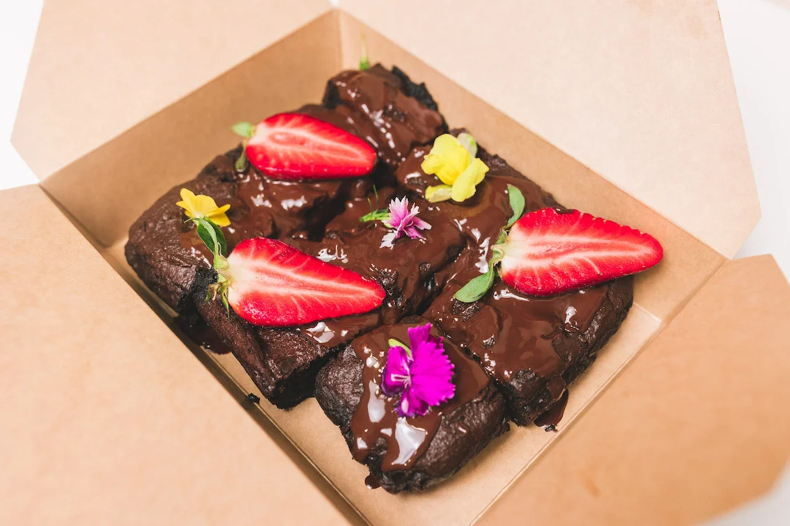 Brownie artesanal saludable elaborado con calabaza asada, cacao puro y chocolate 72 %.